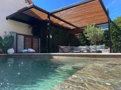 Pose d'un faux gazon dans un jardinet avec piscine dans le Gard