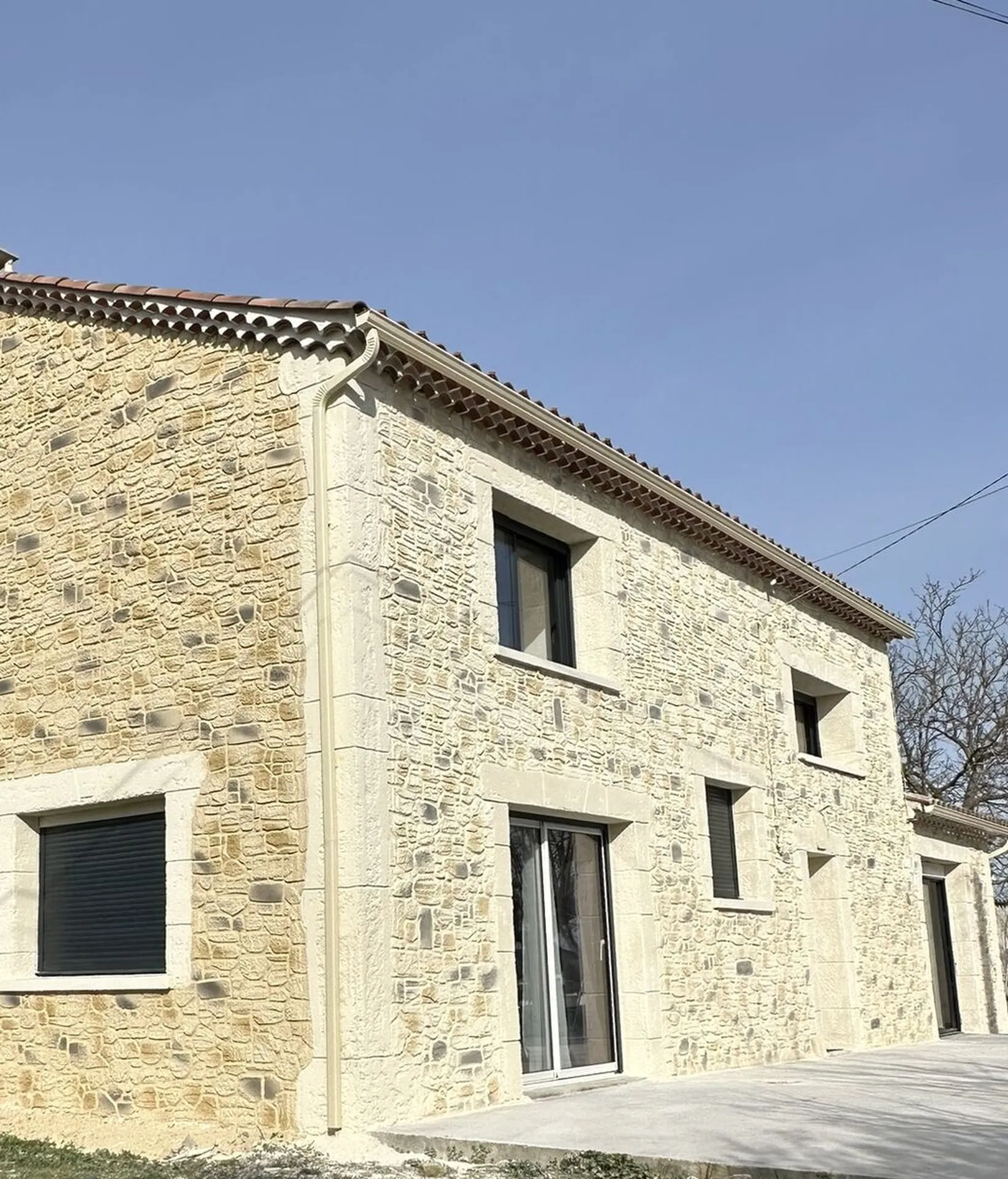 Enduit de façade imitation pierre : une solution esthétique et durable pour sublimer tous types de bâtiments dans le quart sud-est 26 07 84 30 34 48 13 12