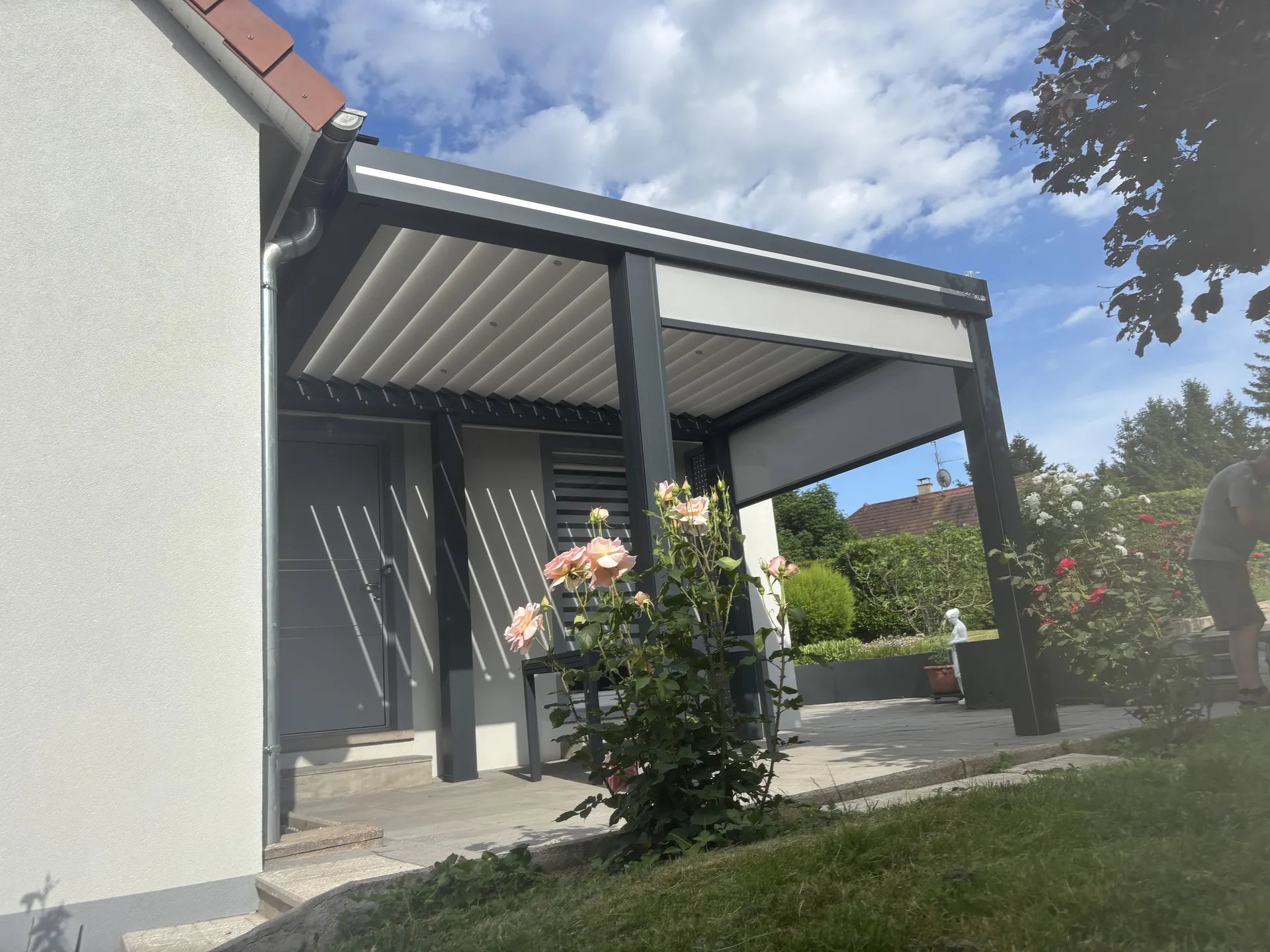 Installation d’une pergola bioclimatique aluminium sur mesure avec lames orientables, stores intégrés et éclairage LED dans le Territoire de Belfort 90000