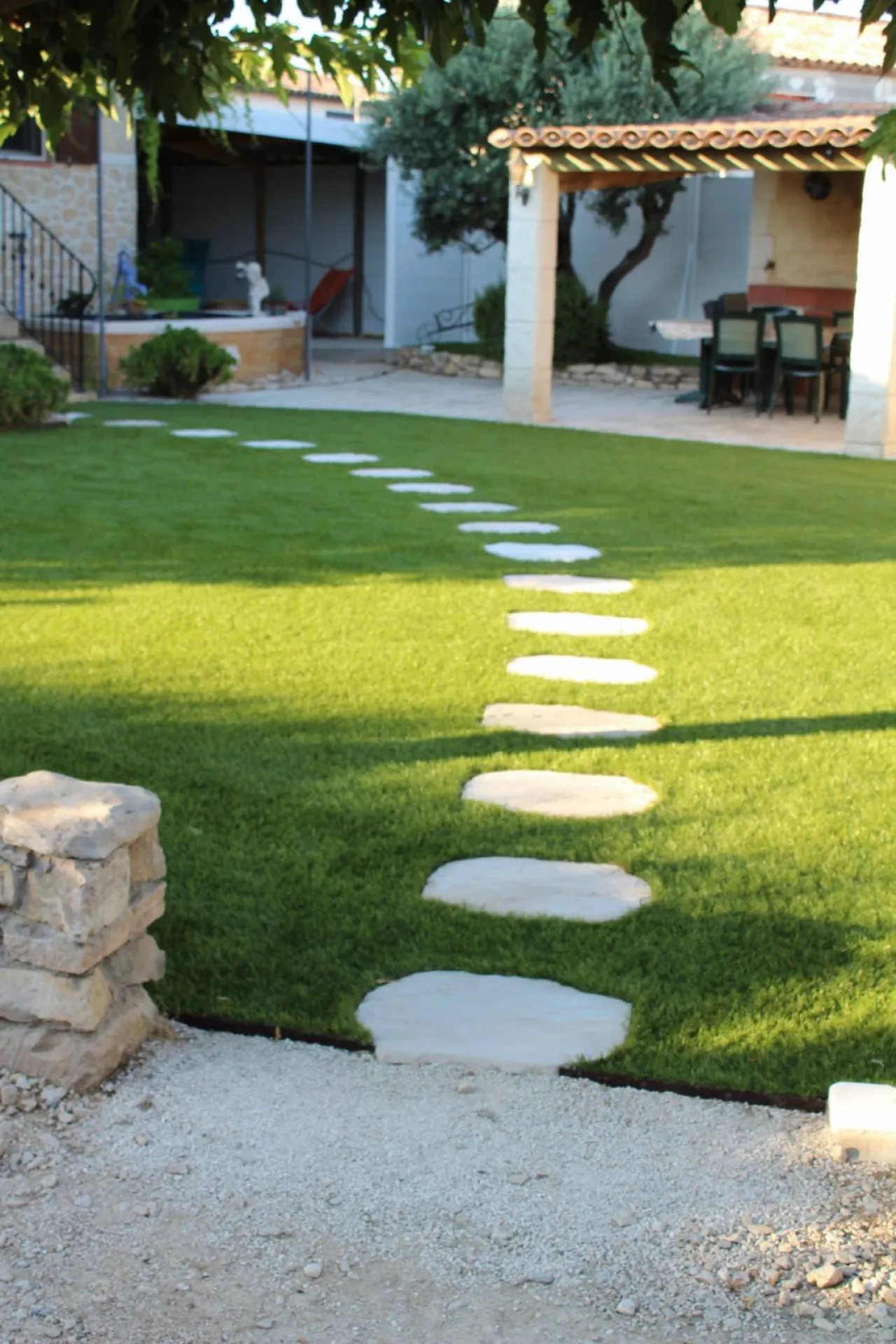 Pose de pas japonais bradstone  sur gazon proche de Ventabren 13122