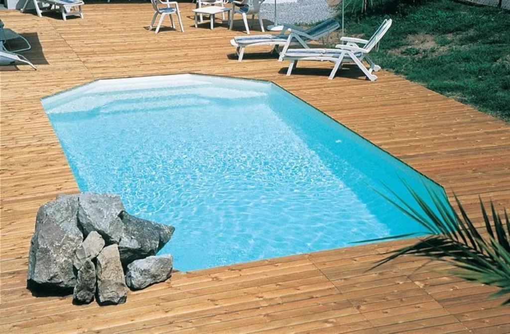 Piscine avec terrasse planchées