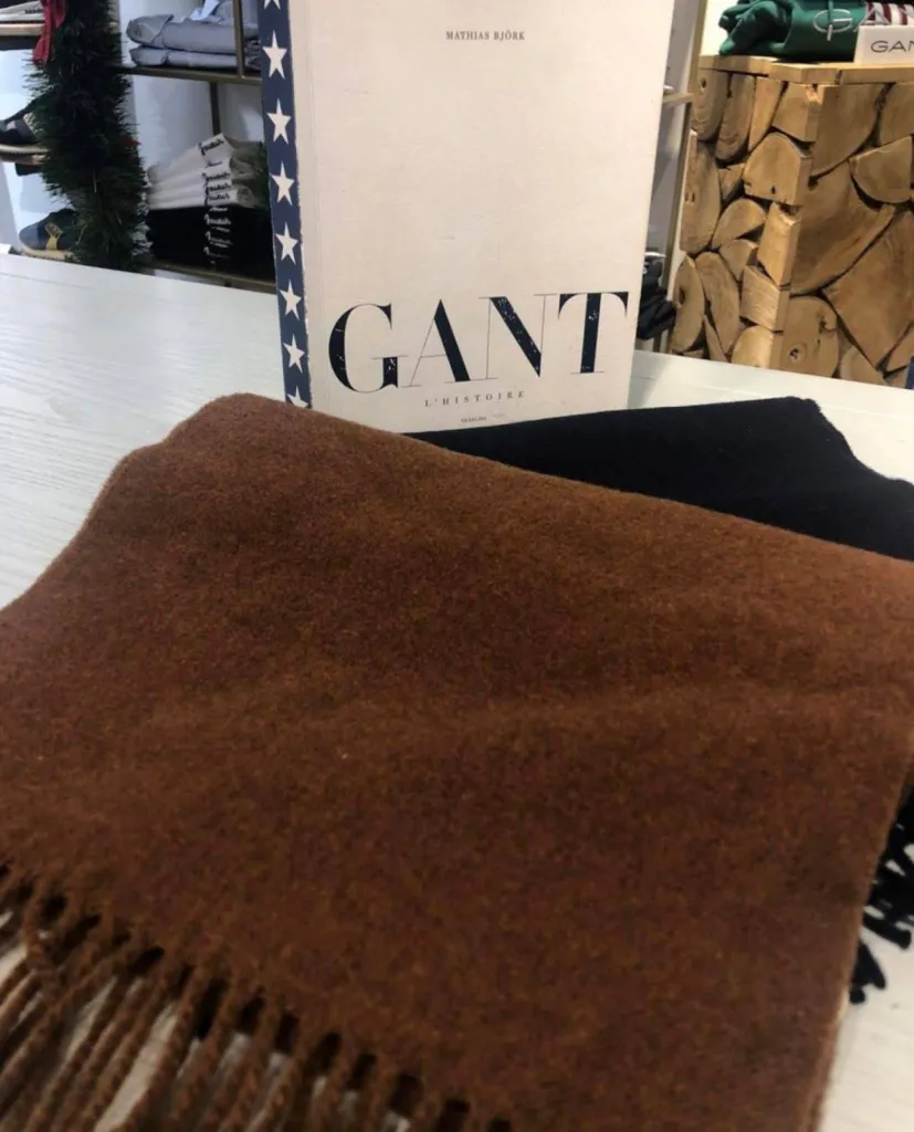 écharpe en laine GANT Soil Brown chez La Suite by Urban Chic à Dieppe