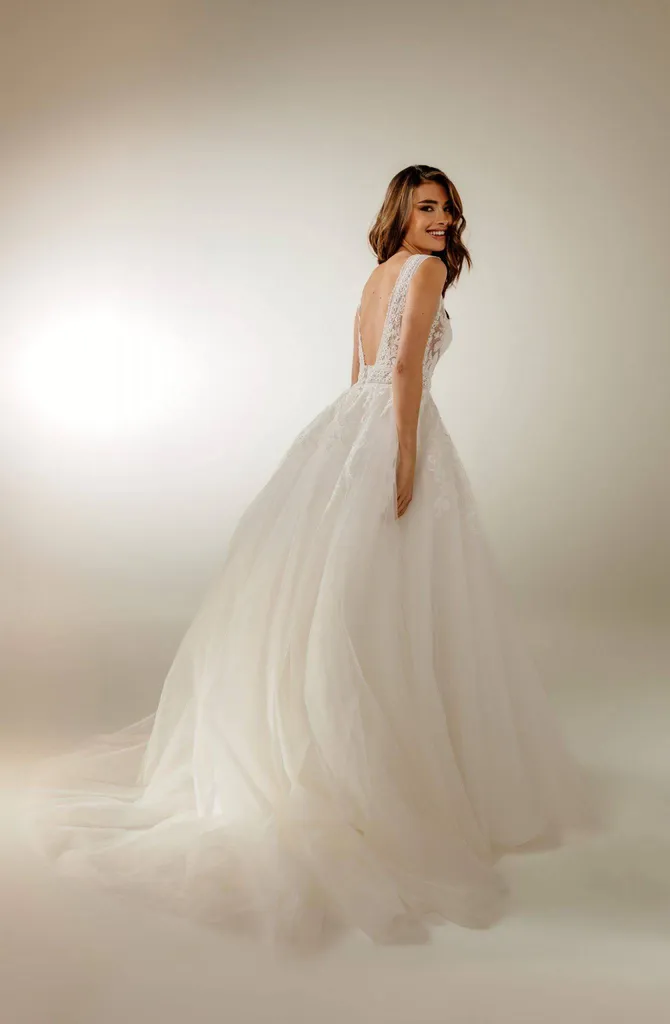 boutique robe de mariée enea de la marque pronuptia avec corset transparent à MARSEILLE