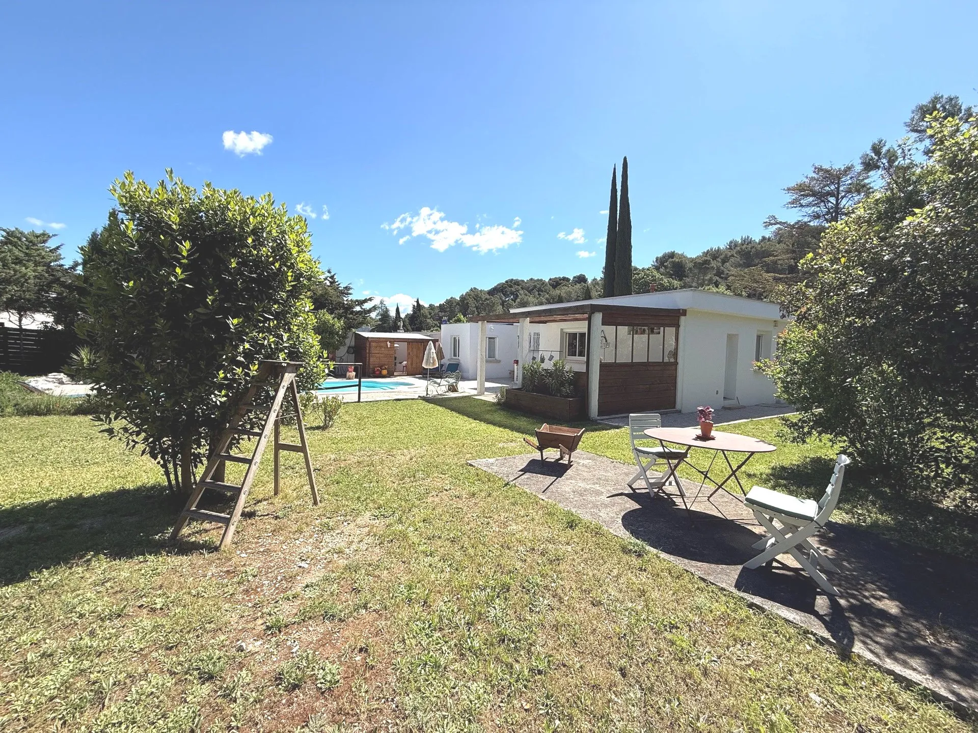 Vente - Carnoux en Provence Villa de Type 4 en excellent état, édifiée sur une terrain plat paysager de 1235m² et située proche du centre ville.