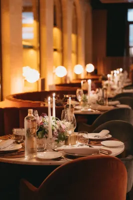 Organisation avec une agence d'un Mariage Indonésien et cérémonie symbolique dans le parc d'un Château luxueux à Aix-en-Provence