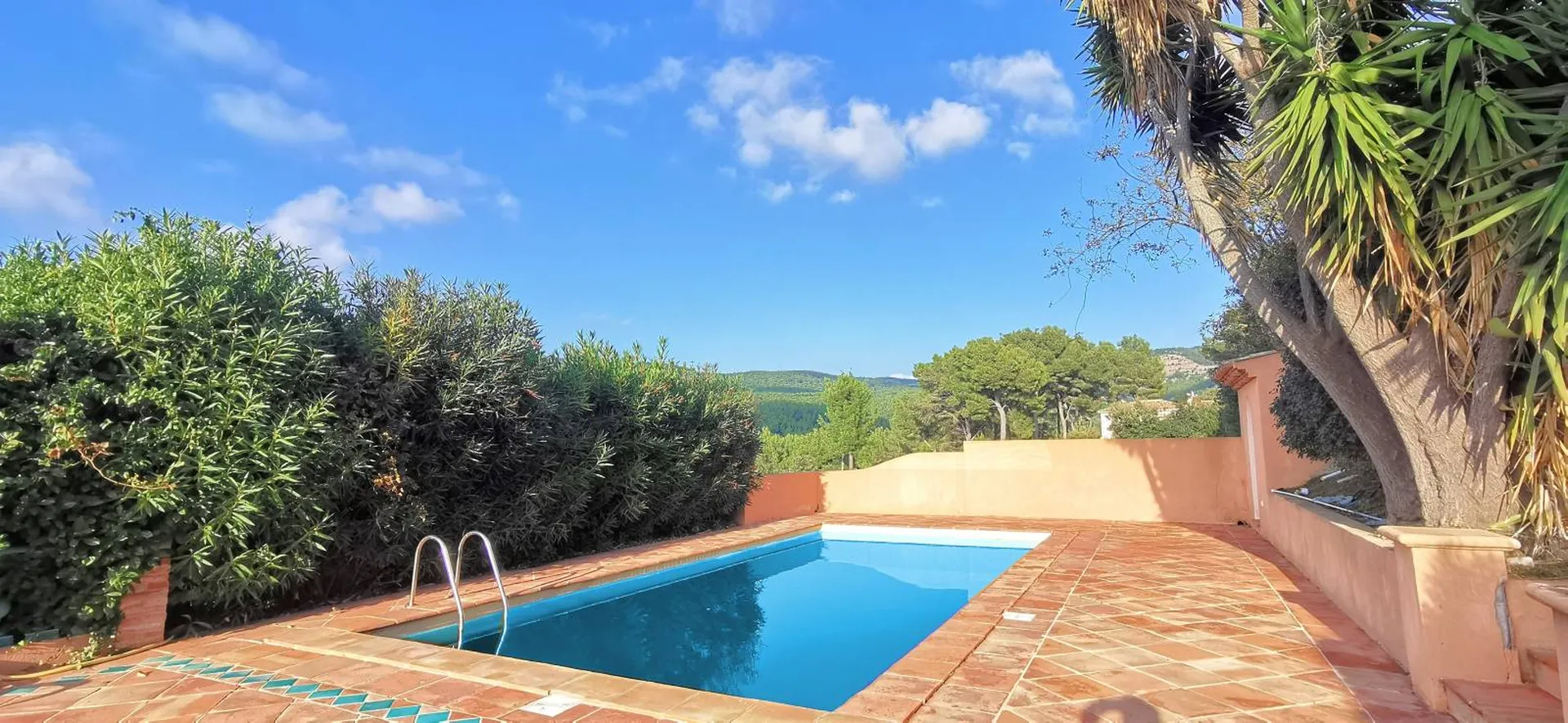 A vendre maison T5 Cassis  avec piscine en campagne dans cadre champêtre au milieu des vignes