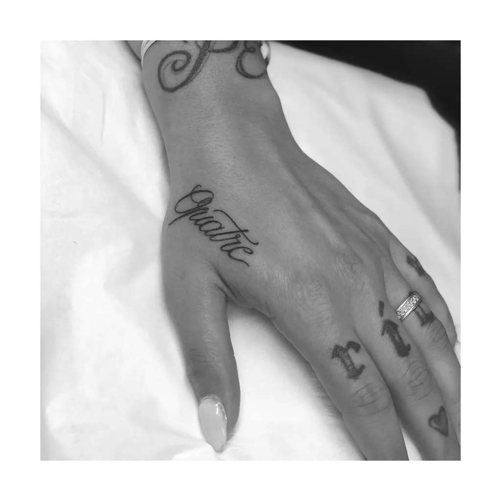 Tatouage lettrage doigt à Francheville : les contraintes techniques à connaître