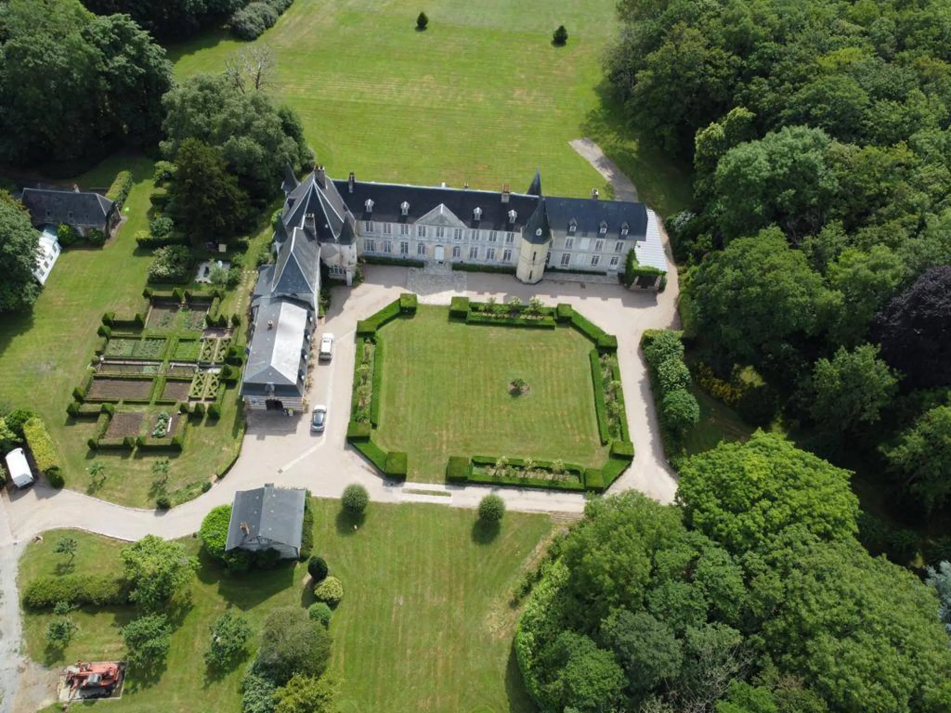 A visiter rapidement château d'une surface habitable de 1400 m² édifié sur un domaine de 40 hectares sur la commune BOUQUELON 27500