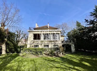 Helix Immobilier vous propose à la vente une charmante maison au Vésinet avec un agréable terrain de 700m²