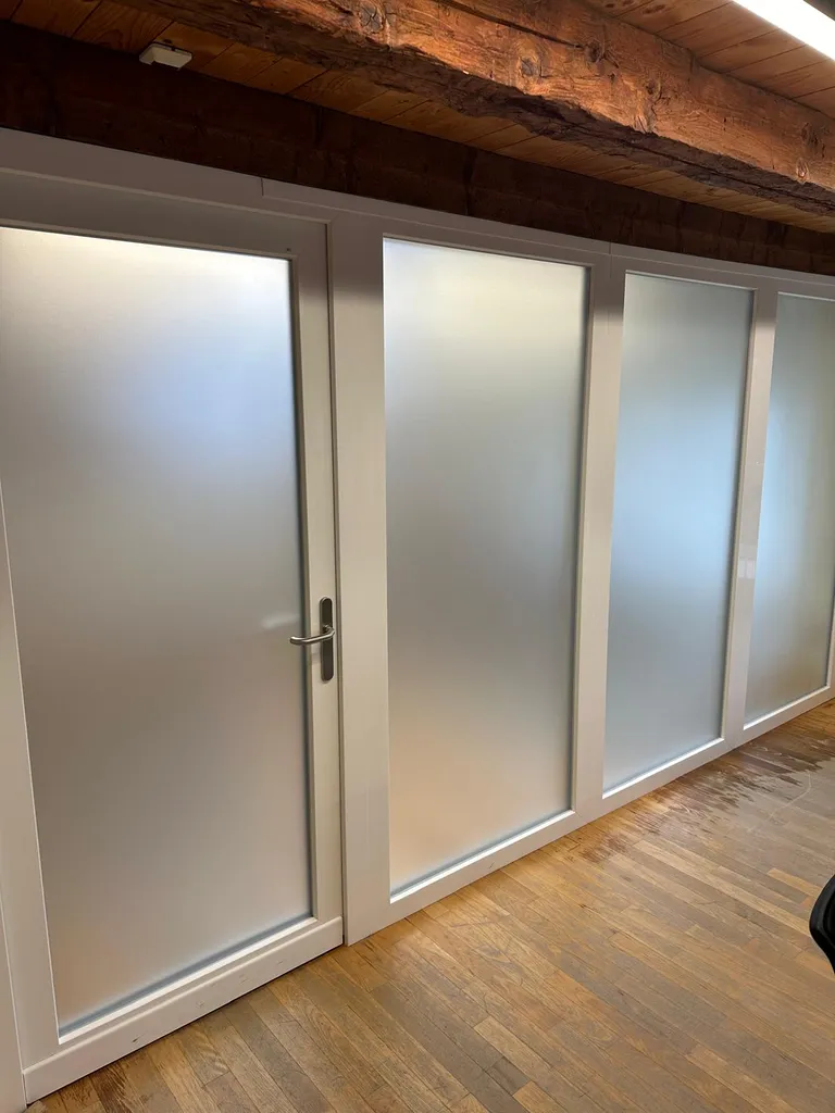 Film dépoli pour vitrages : confidentialité, design et lumière sans compromis