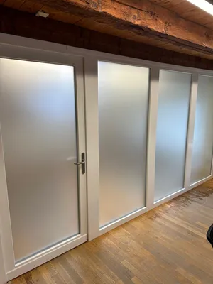 Film dépoli pour vitrages : confidentialité, design et lumière sans compromis