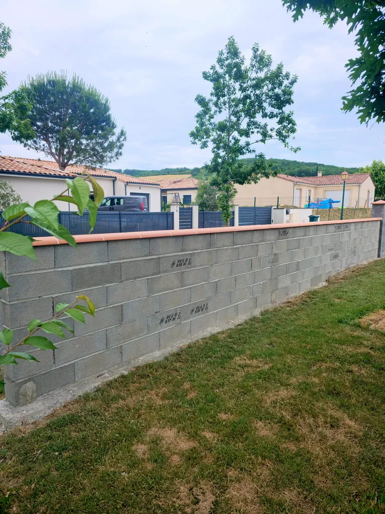 Réalisation d'un mur de clôture en parpaing et d'un seuil de portail battant chez un client à Mezens dans le Tarn