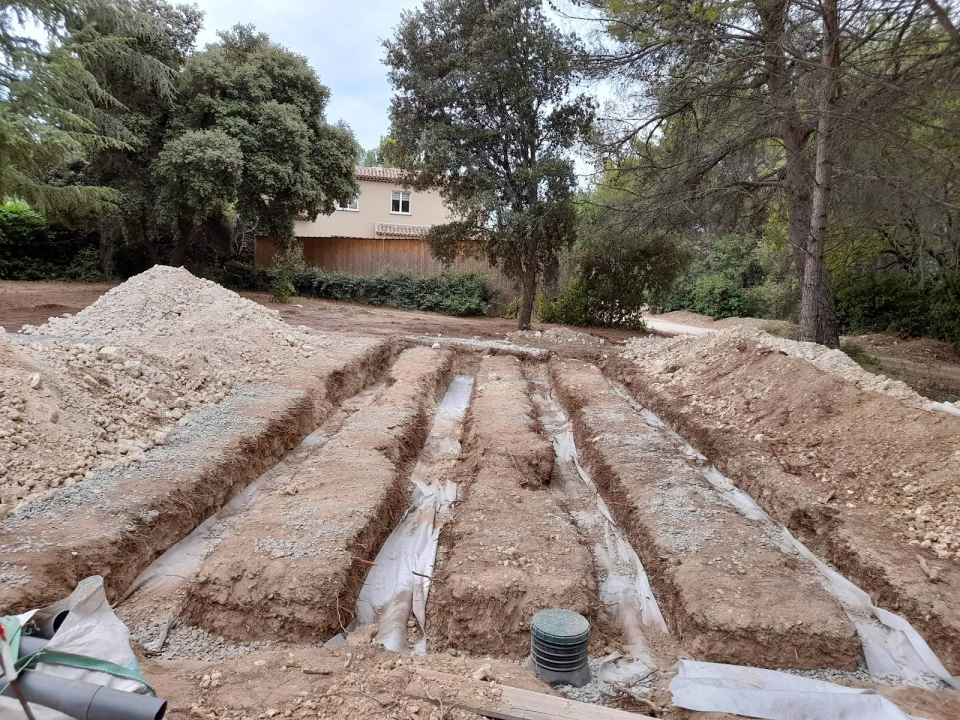 Chantier de terrassement pour installation d'une fosse septique toutes eaux dans les Bouches du Rhône en PACA