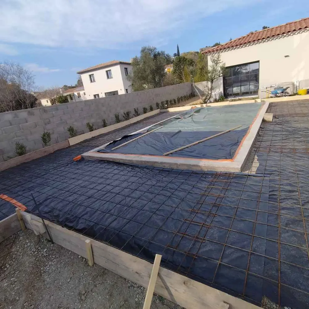 Réaliser des travaux de terrassement et réalisation de chape autour d'une piscine pour votre aménagement extérieur à Montpellier et Nîmes