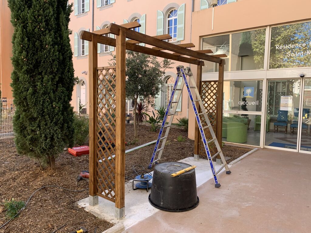 Installation d’une pergola ombrière en bois végétalisée de jasmin avec bancs intégrés à La Seyne-sur-Mer