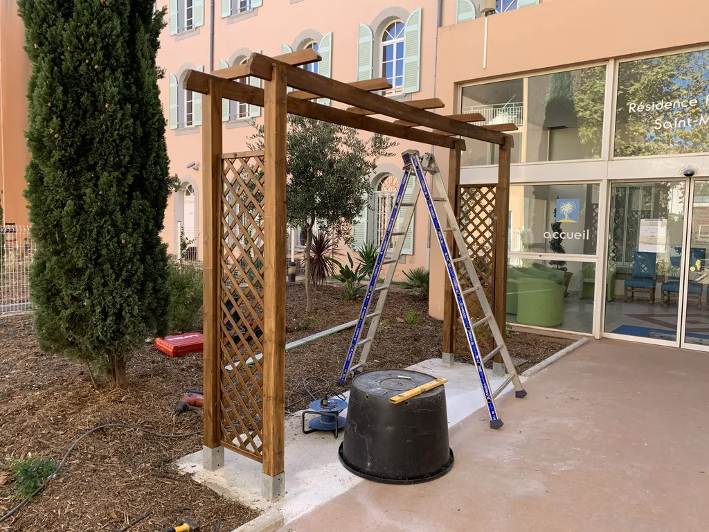 Installation d’une pergola ombrière en bois végétalisée de jasmin avec bancs intégrés à La Seyne-sur-Mer