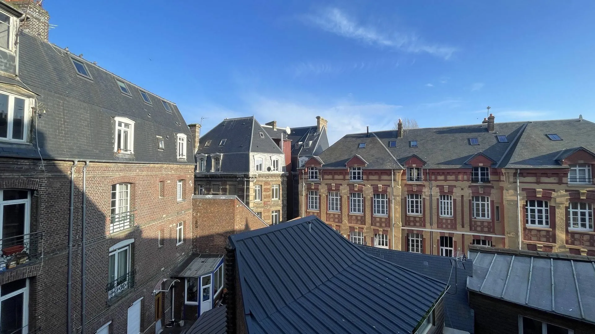 Confort et tranquillité au quotidien : Profitez d’un cadre paisible tout en étant proche des commerces, écoles et transports.