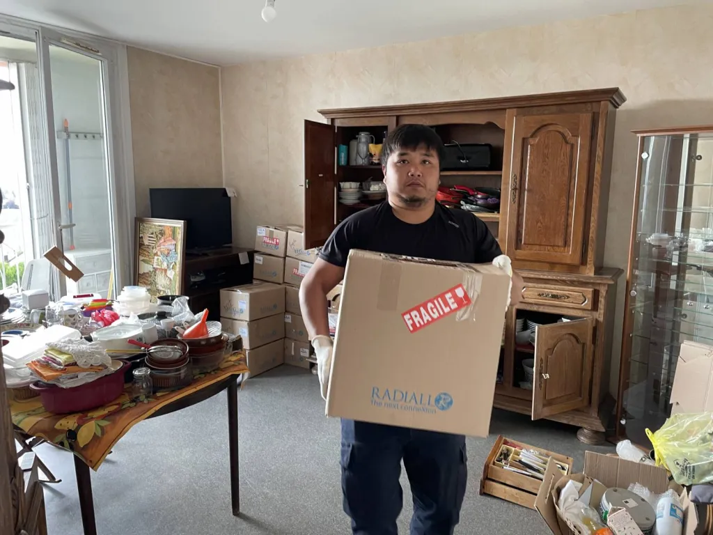 Tom Bour de l'entreprise Oben en pleine action de déménagement à Yvetot