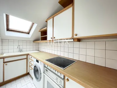 A vendre un appartement 3 pièces au dernier étage extrêmement lumineux de 69 M² au sol , le calme absolu, 2 minutes du RER A.