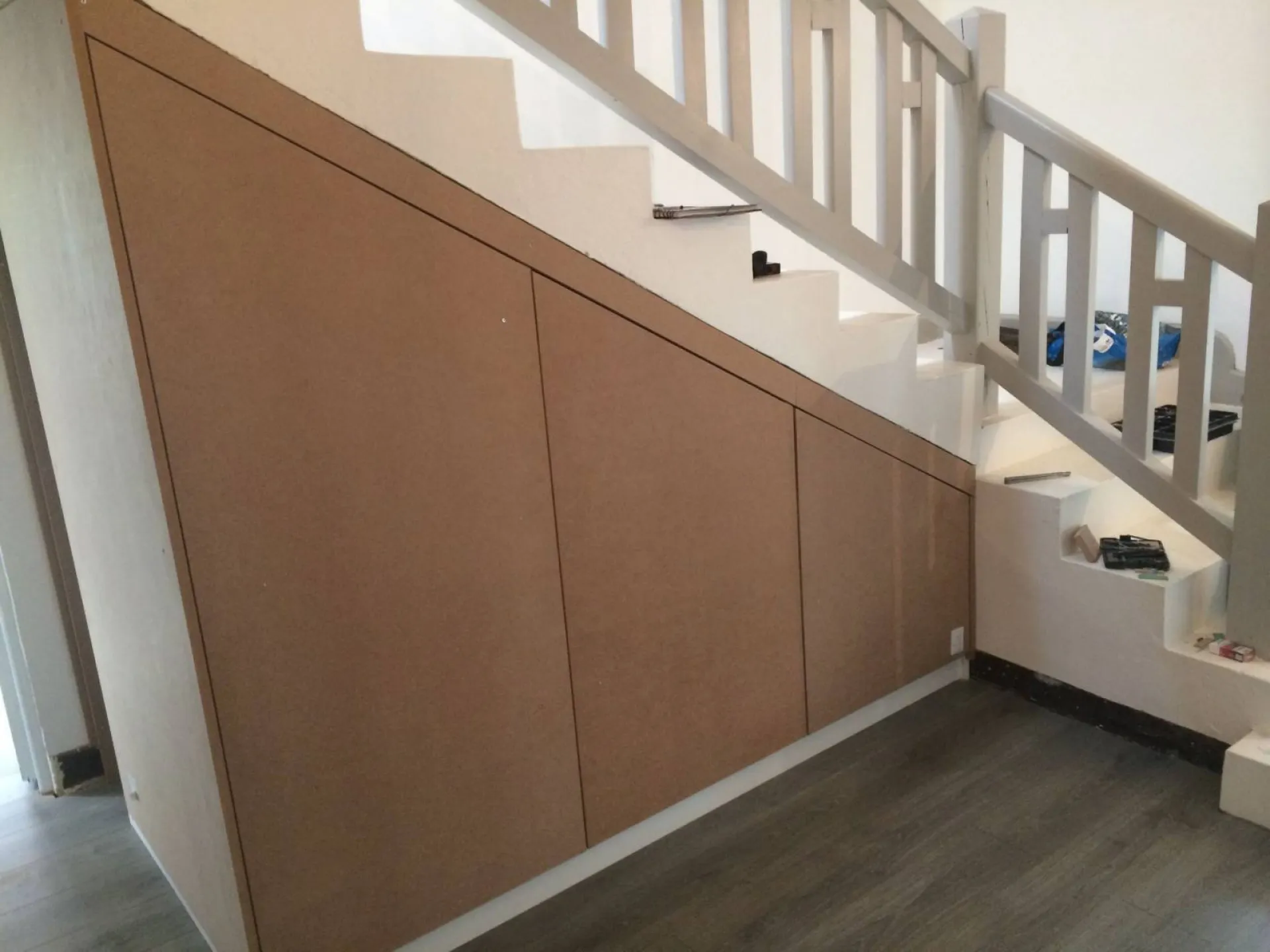 Fabrication d'un placards sous escalier sur mesure en Gironde