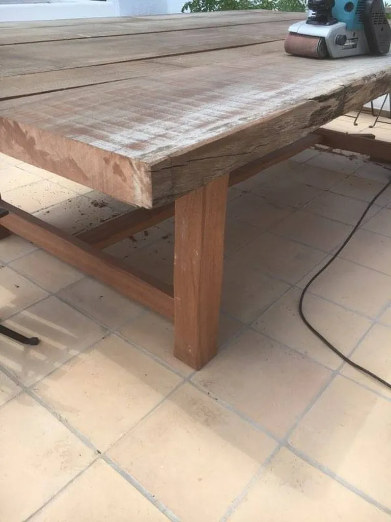 Finitions d'une table en bois exotique non traité pour l'extérieur