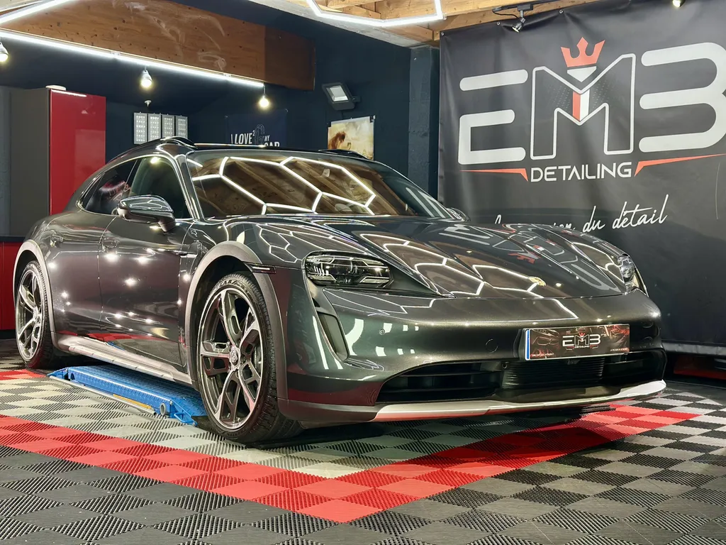 Spécialiste rénovation carrosserie Porsche lyon traitement céramique et film de protection PPF Porsche Taycan