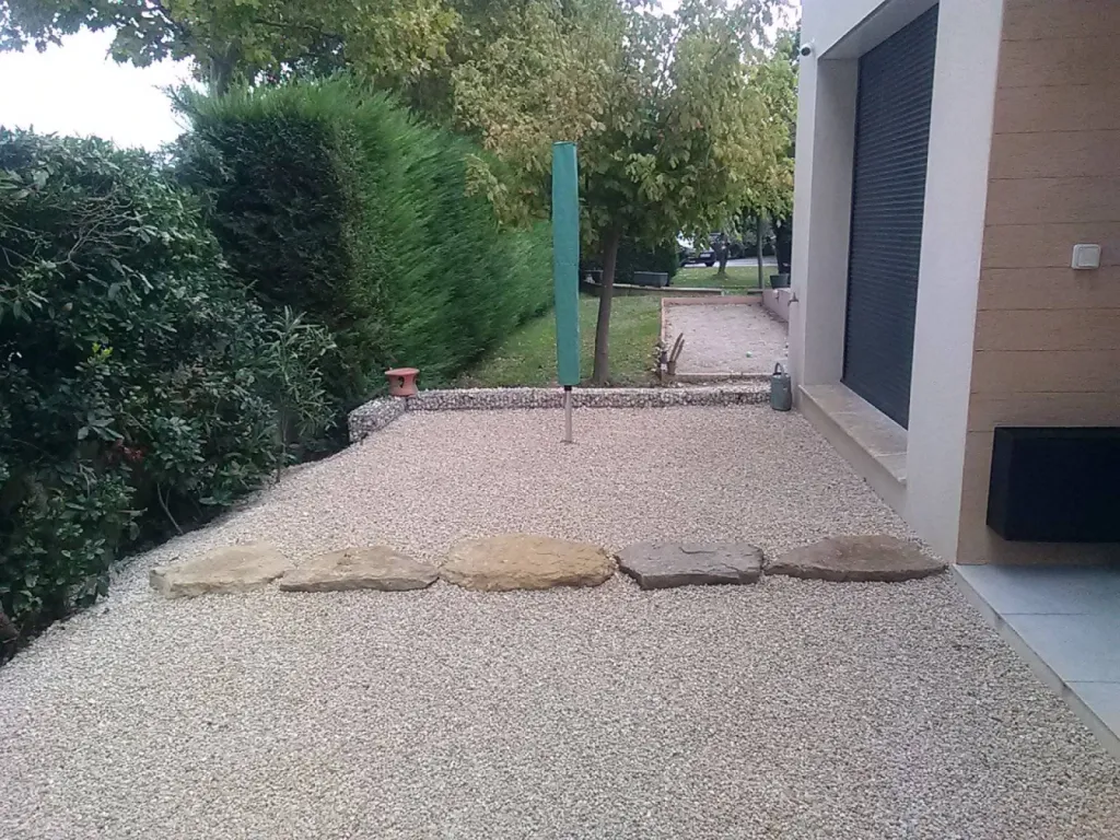 pose d une bordure en pavés gris pour maison à Velaux
