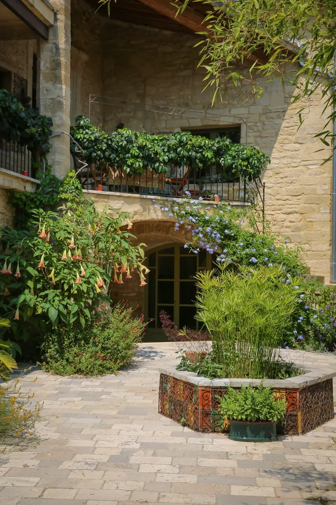 Pierre de Saint-Germain : pierre marbrière aux nuances beige et blanc cassé