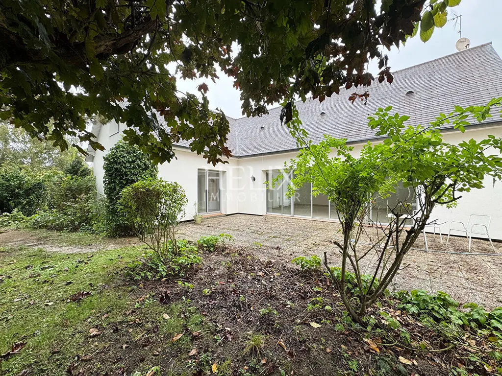 A vendre Orgeval une jolie maison de 210 M²  édifiée sur terrain de 834 M², 5 minutes à pied du centre ville, commerces , proche école Jeanne d'Arc. 