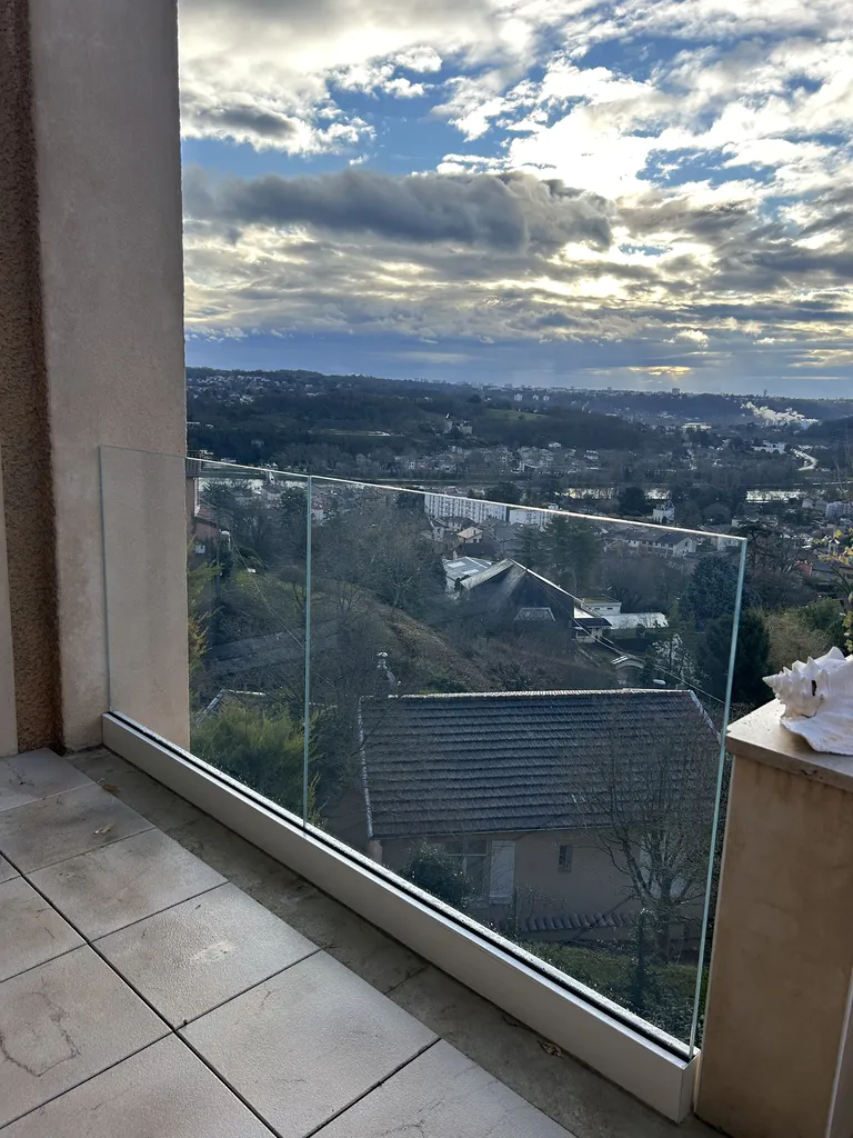 Vue depuis la terrasse avec garde-corps en verre à Couzon-au-Mont-d’Or pour profiter pleinement du paysage