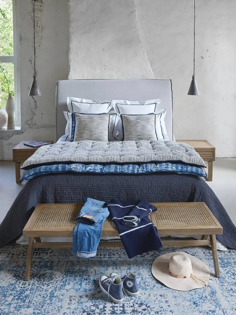 Chambre à coucher, tête de lit, chevets, bancs, linge de lit, futons, coussins, couvre lit Blanc d'Ivoire ©inspirationsinterieurs