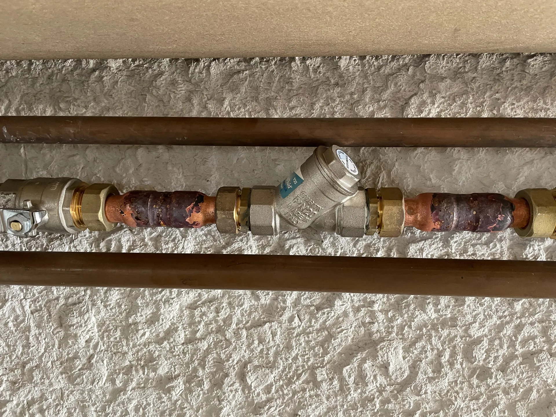 Désemboueur à vortex installé sur une installation de chauffage central pour protéger durablement le circuit et limiter la formation de boues
