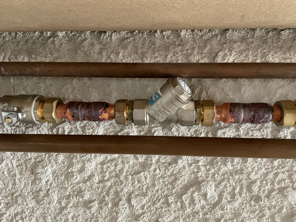 Désemboueur à vortex installé sur une installation de chauffage central pour protéger durablement le circuit et limiter la formation de boues