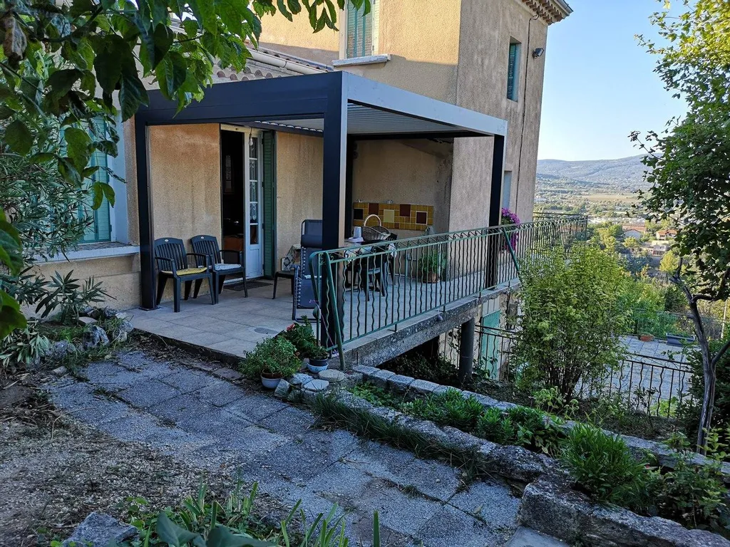 Installation d'une pergola à lames orientables à Apt 84