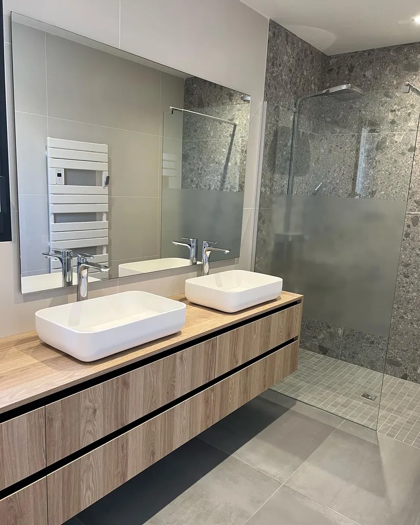 Installation d'un miroir et pare-douche salle de bain à Annecy