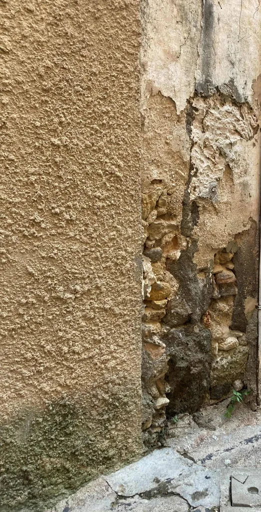 Problèmes d'humidité et de moisissures dans une maison à Sommières Gard (30)