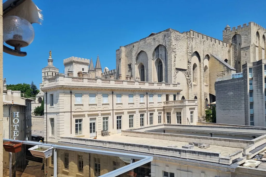 AVIGNON INTRAMUROS : EXCEPTIONNEL ET RARE APPARTEMENT PLEIN SUD    