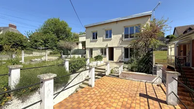 À vendre à Dieppe : Maison de ville de 120 m² : Une opportunité rare à deux pas des commerces et de la plage, idéale pour une famille ou un investissement locatif.