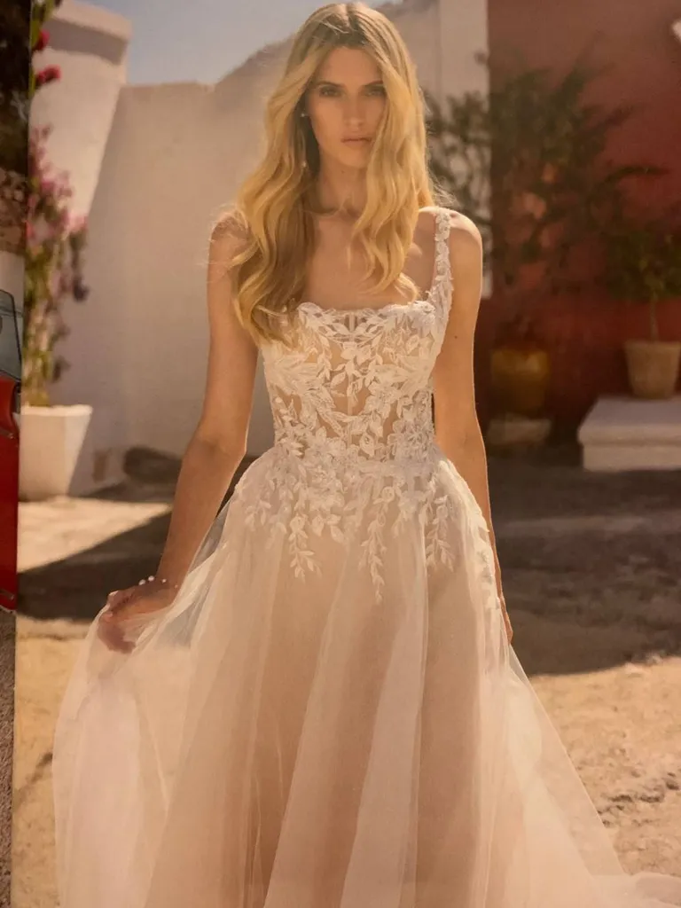 robe de mariée 2024 exclusivité robe de mariée bohème avec transparence et fine bretelle à Marseille