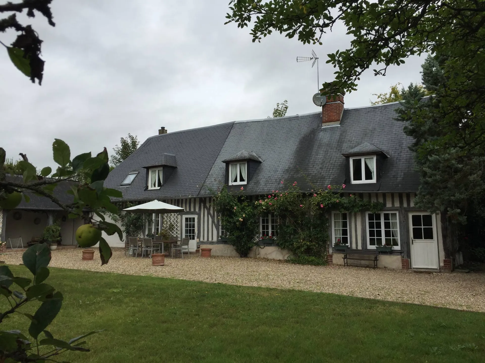 Visitez cette authentique maison normande dans son environnement charmand région Deauville 14800