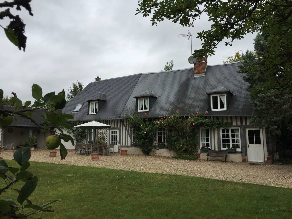 Visitez cette authentique maison normande dans son environnement charmand région Deauville 14800