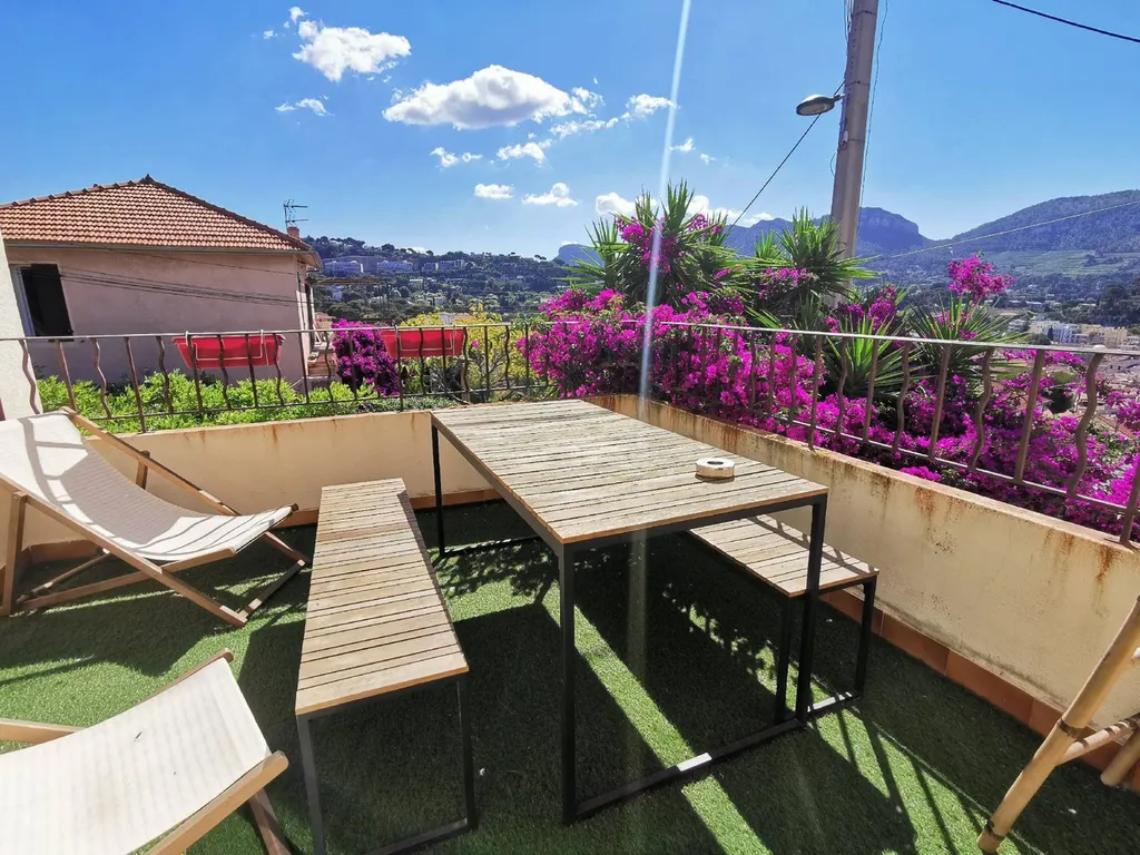 Appartement T2 Cassis au 1er étage d'une maison des années 40 avec terrasse vue mer et Cap Canaille 
