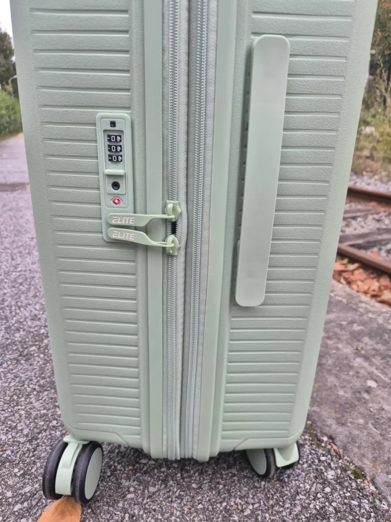 Valise rigide taille moyenne Elite 65cm disponible chez Evasion Eu