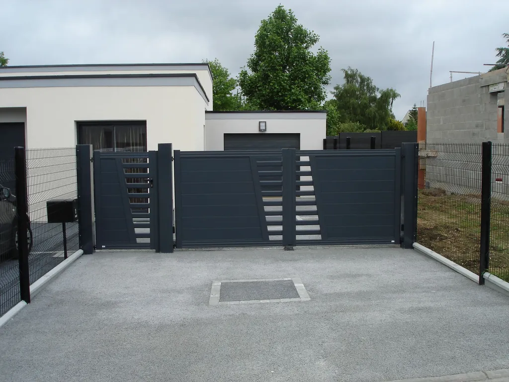 Installation de Portail automatisé en PVC à battants, Portillon coordonné et Clôtures de jardin à Beuzeville dans l’Eure 27 et ses Alentours