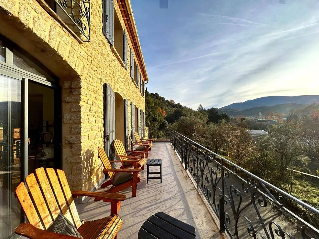 Maison en position dominante sur plus de 9000 m² avec vue sur le village d'Entrechaux et le Mont Ventoux   