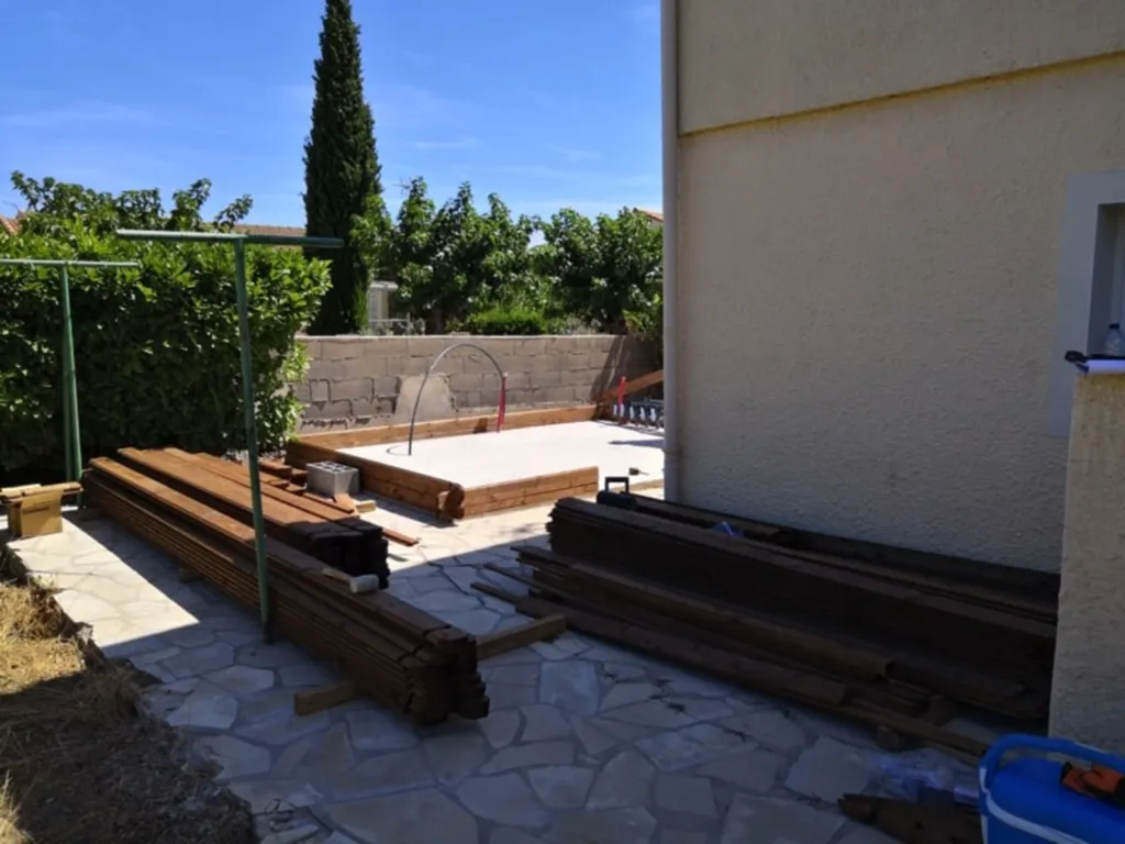 Construction d’un abri de jardin sur dalle béton en bois autoclave classe 4 à Mèze proche de Sète