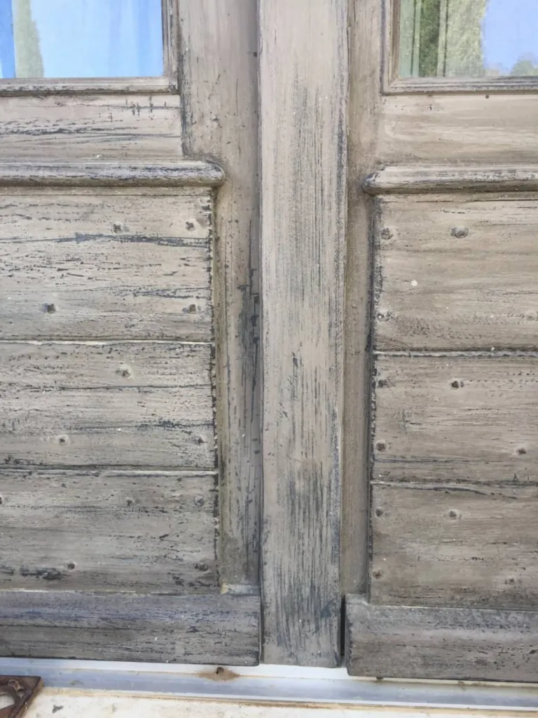 Détail porte extérieure patinée ©inspirationsdinterieurs