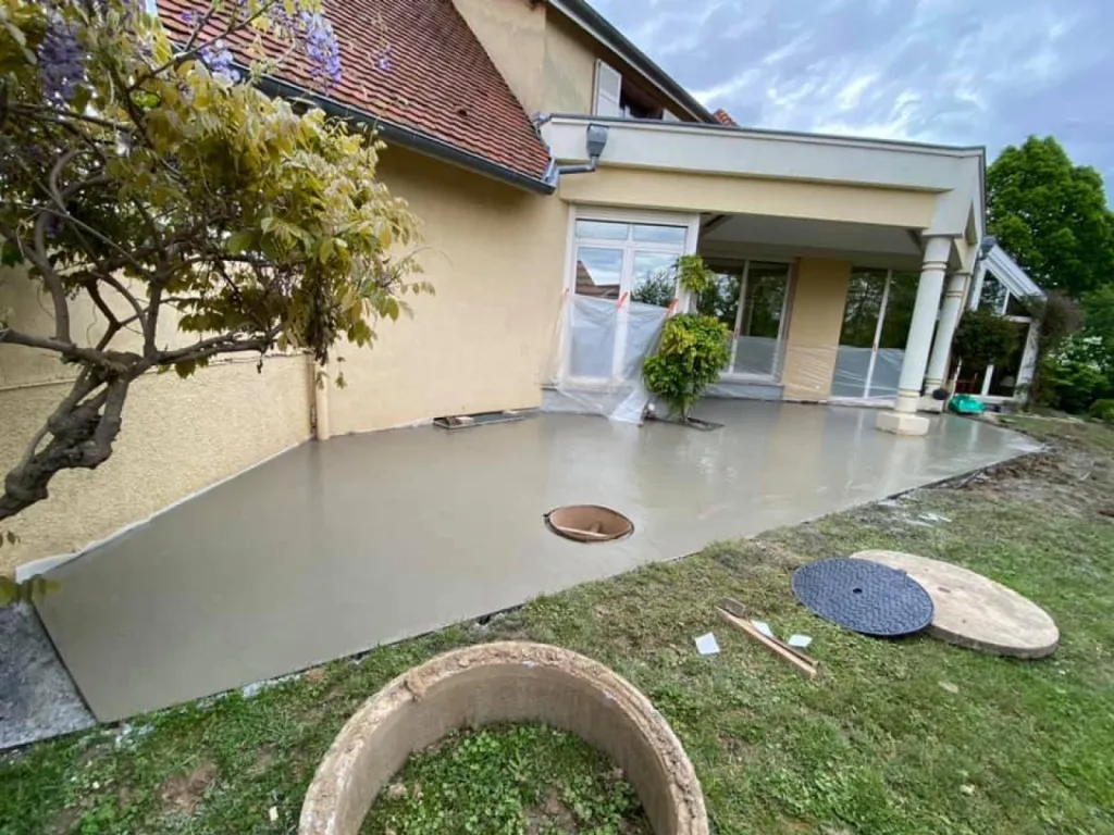 Pose d'une dalle béton d'une maison individuelle à Oberschaeffolsheim, près de Wolfisheim.