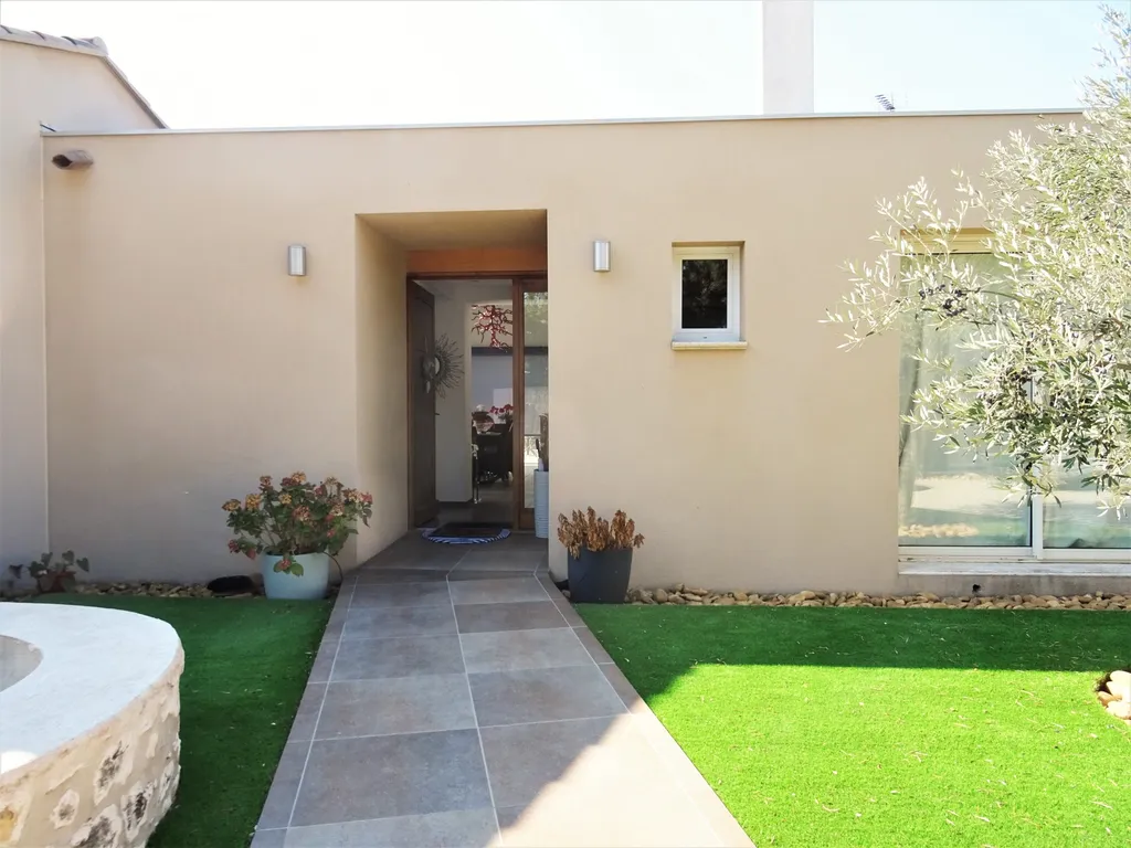 VILLENEUVE-LES-AVIGNON, maison contemporaine avec piscine et annexes dans quartier recherché   