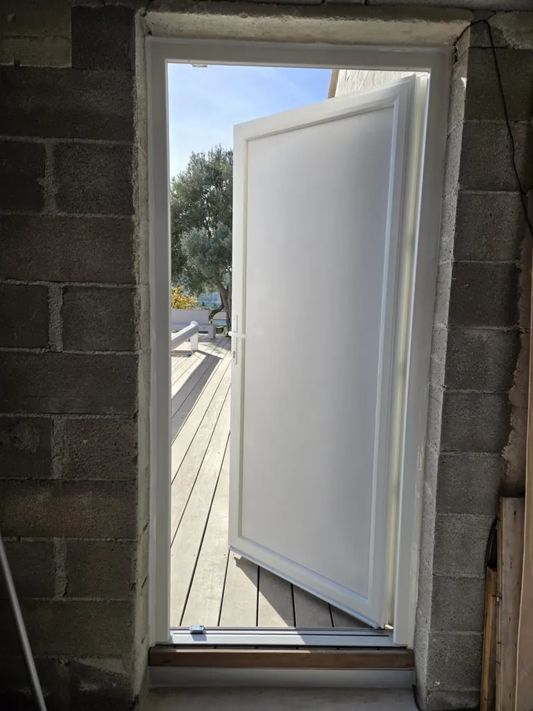 Mise en place d'une porte PVC pour un local piscine sur Carry le Rouet